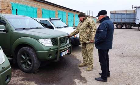 Захищатимуть Кіровоградщину від "шахедів": ТДВ "Колос" передало п'ять автомобілів для ППО