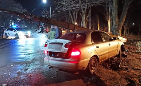 На дорогах кожного дня щось трапляється. Автомобіль пошкодив електроопору