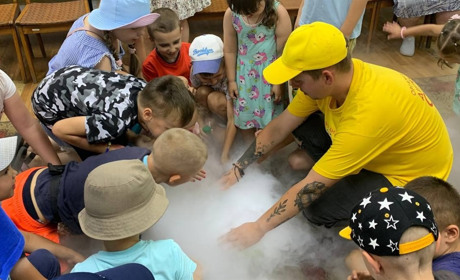 «Хімічне шоу» для дітей від аніматорів: як у бібліотеці розважали малечу