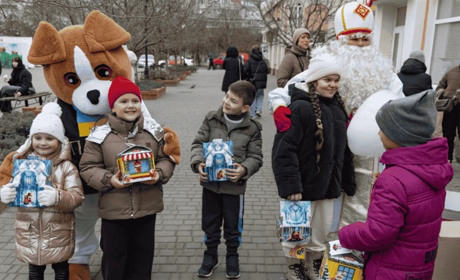 У Херсоні дітей вітали Святий Миколай і пес Патрон