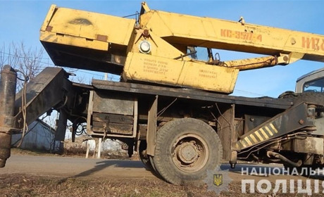 У селі Вигода школяра, який узбіччям повертався додому, вдарила опора автокрана: дитина травмувалась