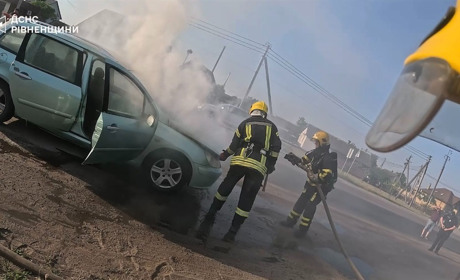 У місті Сарни під час руху загорівся легковий автомобіль
