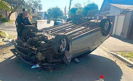 Влетів у дерево і перекинувся на дах: подробиці ранкової ДТП в Ізмаїлі