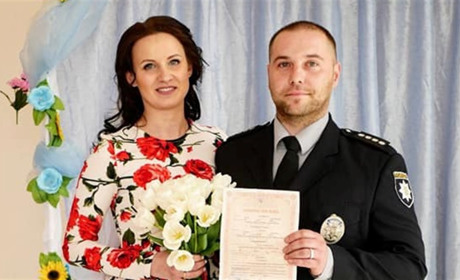 Весілля під звуки сирен: поліцейський з Фастова одружився з коханою дівчиною
