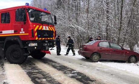 Через лід на дорозі Володимирець-Суховоля 7 грудня трапилося кілька ДТП. Реакція Служби автодоріг