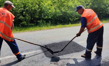 На територіальних автошляхах Хмельниччини ліквідовують ями