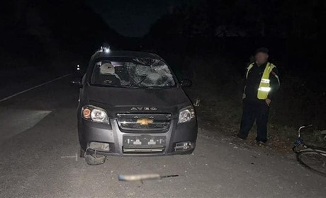 На Шепетівщині поліцейські встановлюють обставини ДТП, у якій травмувався 36-річний велосипедист