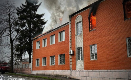 Атака на Прилуки: люди вибігали з міськради після вибухів, є поранені