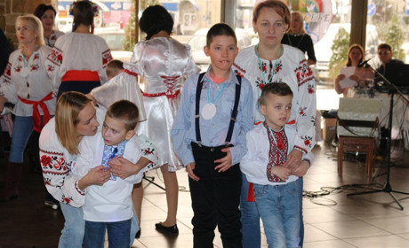 Повір у себе, повір у нас: у Старокостянтинові провели фестиваль творчості для особливих дітей