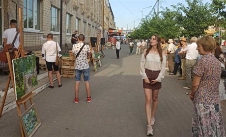 Картинний вернісаж і музичний ланч: у місті показали роботи учасників пленера "Костянтинів з натури"