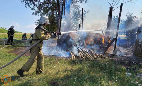 У Тополях Сватівського району на подвір’ї спалахнуло сіно: подробиці