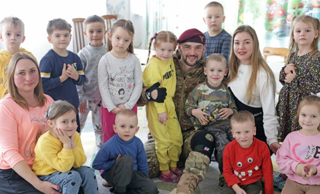 Десантник Вадим Коцюдим зустрівся з дошкільнятами у Жмеринці: «То в нас вже є власний батальйон»