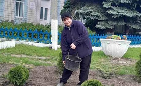 Переселенка з Мар'їнки працює квітникаркою: як вдалося знайти роботу