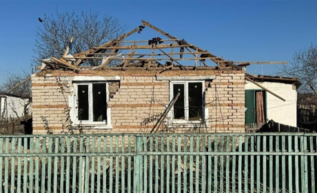 На Херсонщині армія рф завдала ударів по житловим кварталам: пошкоджені будинки та автівка