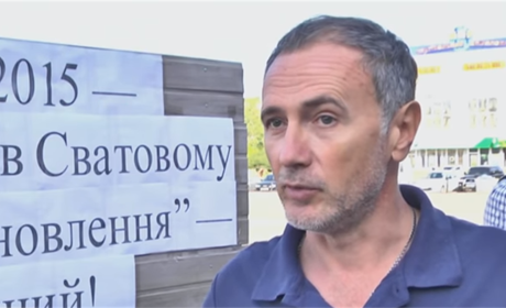 У картонному будинку: сватівчанин вимагає грошей на відновлення зруйнованого житла