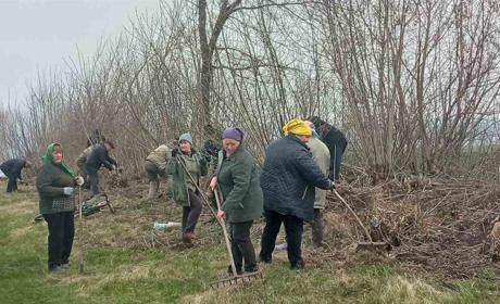 У Тучненському старостаті мешканці вийшли на суботник і прибрали на кладовищі
