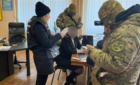 На Фастівщині поліцейські затримали на хабарі голову громади, яка вимагала гроші за виділення землі
