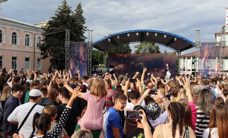 У Первомайську виступили зірки української естради