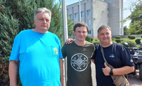 Телеведучий Дмитро Комаров привіз у Нетішин автомобілі для ЗСУ