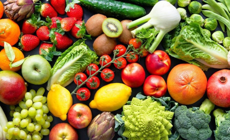 Чому корисно споживати різнобарвні овочі та фрукти: консультують медики