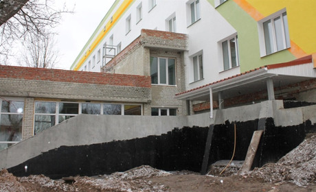 Лікарню у Тростянці продовжують відбудовувати