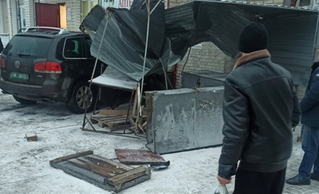 У Волновасі водій позашляховика влетів в торгівельну палатку: відео