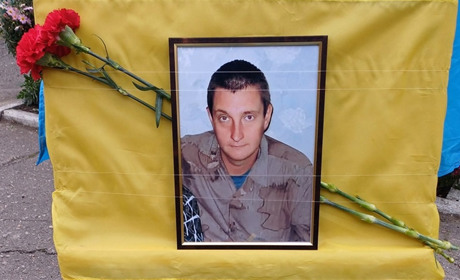 У Глухові через майже рік після загибелі поховали воїна Володимира Бірюка