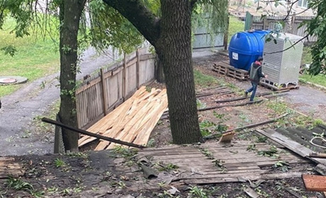 Комунальники відновлюють будівлі Торецької громади після обстрілів. ФОТО