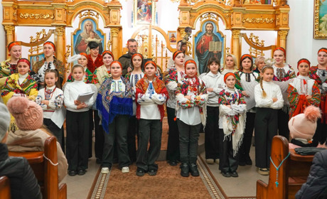 Ансамбль «Джерельце» привітав барчан з Днем святого Миколая в греко-католицькій церкві: фото, відео