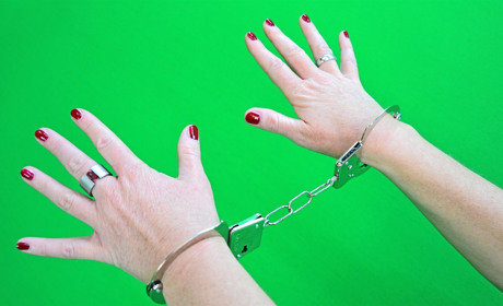 Жительці Сватівського району загрожує до 6 років в'язниці за викрадення 5 банок з консервацією