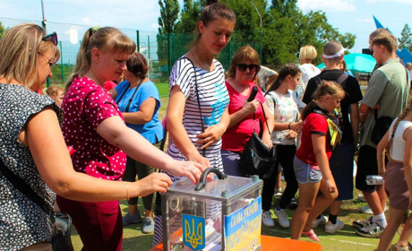 На стадіоні імені Євгенія Шамбіра військові спілкувалися з долинчанами