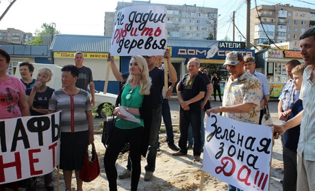 Зеленая зона - или торговая: жильцы дома протестуют против вырубки деревьев и установки МАФов