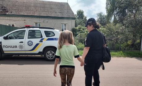 У мешканки Шосткинського району вилучили доньку, через вживання спиртного та відсутність їжі у домі