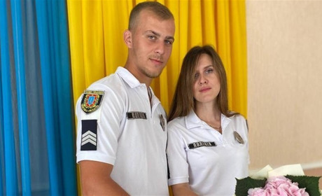 Кохання і війна: у Біляївці подружжя поліцейських повінчалось, а після одразу повернулось на службу
