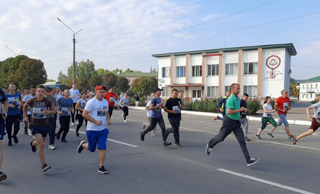 У Сватовому вперше відбувся забіг «Шаную воїнів, біжу за героїв України»: як це було