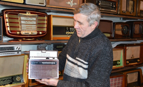 Сватівчанин збирає і реставрує старі радіоприймачі та магнітофони. В його колекції їх більше 300