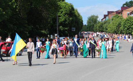 Вальс, сукні та повітряні кульки: як Городок проводжав своїх випускників у 2015 році