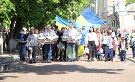 Мега-марш: у вишиванках та українським кодом в серці
