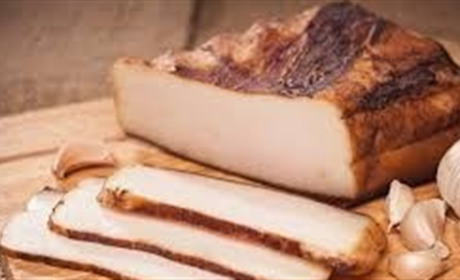 З якими продуктами найкраще вживати сало: поради дієтологів