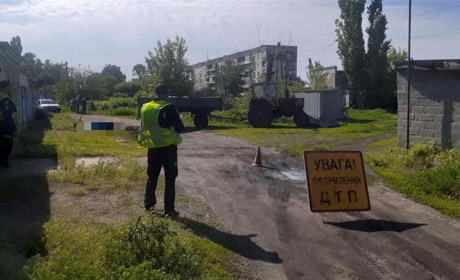 У Красноріченському Сватівського району 80-річна жінка загинула під колесами трактора: подробиці