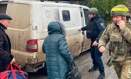 Під вогнем і загрозою дронів: на Купʼянщині врятували трьох літніх людей