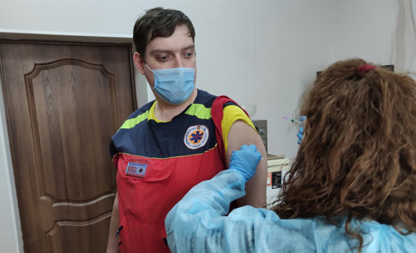 В Попасной начали вакцинацию: узнали, кого прививали и сколько нашлось желающих