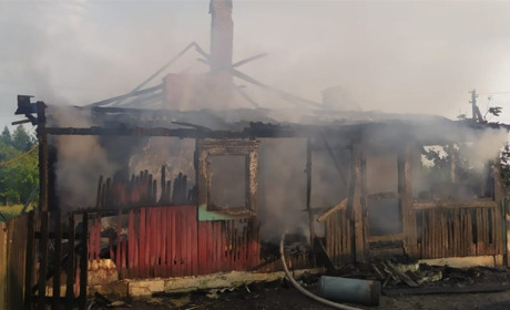 Без даху над головою: у Сарненському районі горів будинок