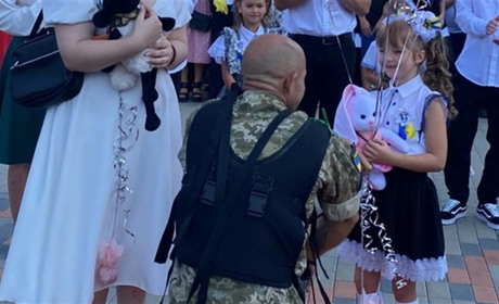 День знань у Біляївці: відкрили меморіальну дошку у ліцеї. Сюрприз на лінійці від тата-військового