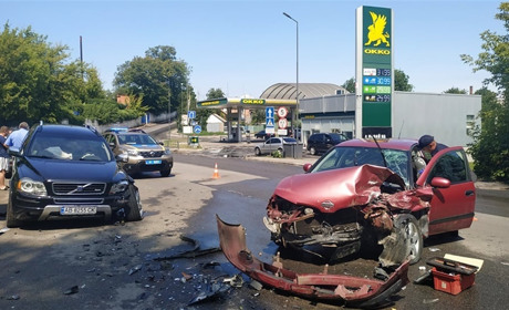У Жмеринці на Київській зіткнулися дві автівки: Volvo та Nissan