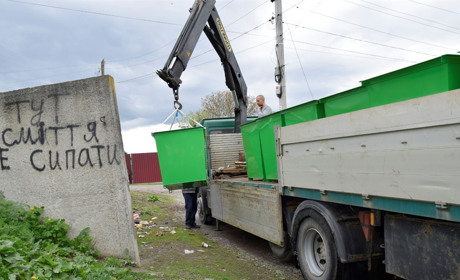 У Жмеринській громаді оновлюють сміттєві баки: розпочали із селища Браїлів