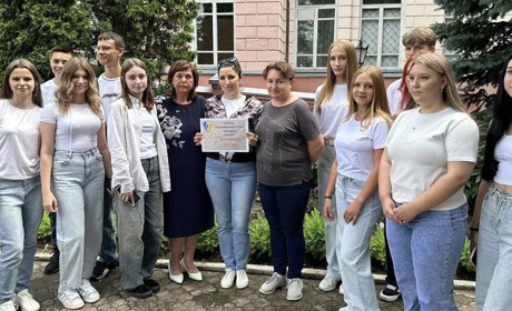 Випускники однієї зі шкіл Глухова відмовилися від декору на випускний на користь ЗСУ