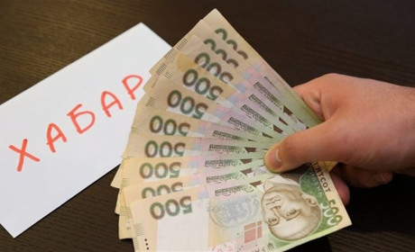 Херсонському викладачу, якого затримали на хабарі, оголосили підозру і відправили під домашній арешт