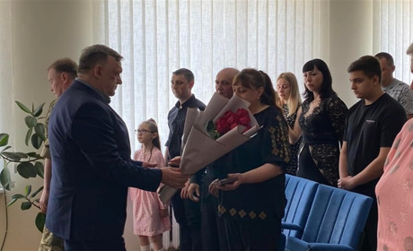 Батькам одного з перших загиблих воїнів з Чортківщини від рук рашистів вручили орден «За мужність»