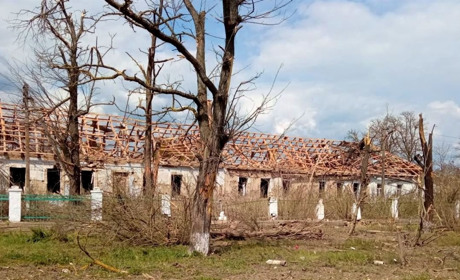 Масовані обстріли на Херсонщині: пошкоджено десятки будинків, цвинтар, заклад освіти